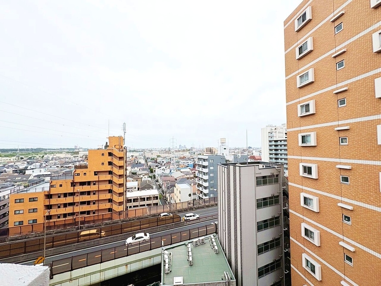 バルコニー 窓を開けると広がる青空。心をリフレッシュして日々を過ごしていきましょう。