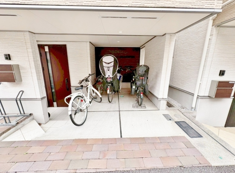 駐車場 本物件の駐車スペースです。車種制限のある場合もございますので、お気軽にお問い合わせくださいませ。