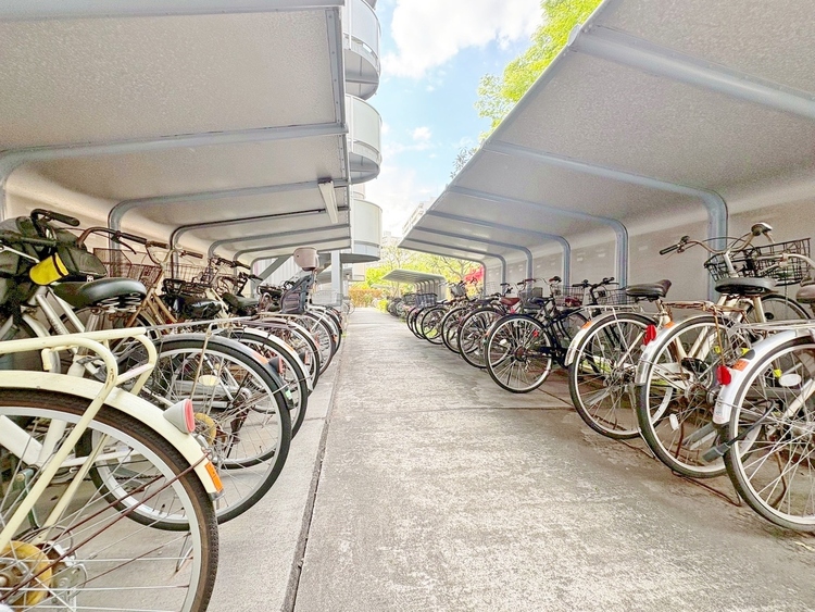 設備 整理整頓された駐輪場で、管理体制の良好さがうかがえます。