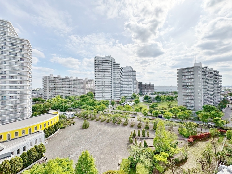 バルコニー 窓を開けると広がる青空。心をリフレッシュして日々を過ごしていきましょう。