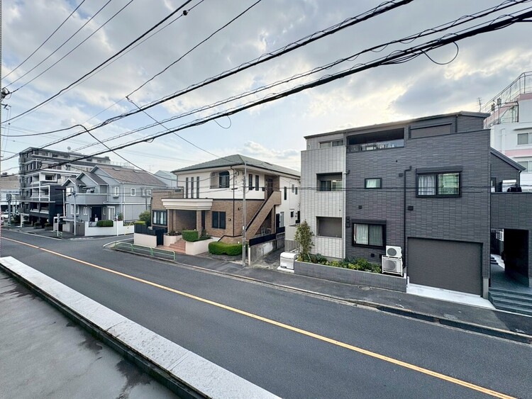 バルコニー 窓を開けると広がる青空。心をリフレッシュして日々を過ごしていきましょう。