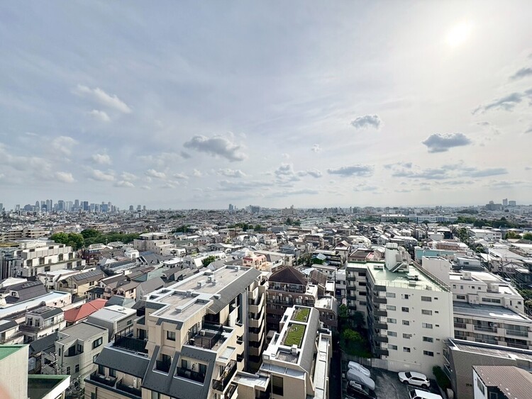 バルコニー 窓を開けると広がる青空。心をリフレッシュして日々を過ごしていきましょう。