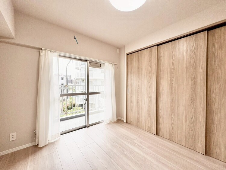 寝室 ベッドも十分に設置するスペースがあります。