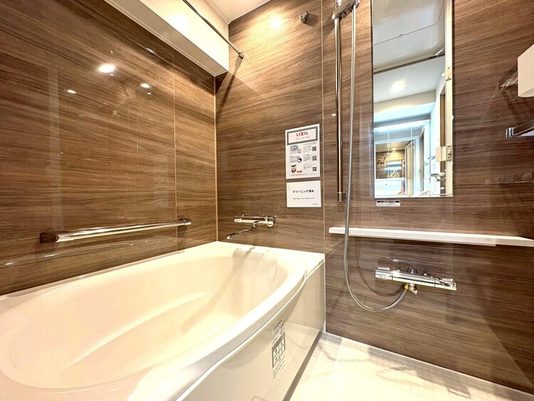 風呂 一日の疲れを癒すバスルームは、心地よいリラックスを叶える清潔感溢れる空間です。