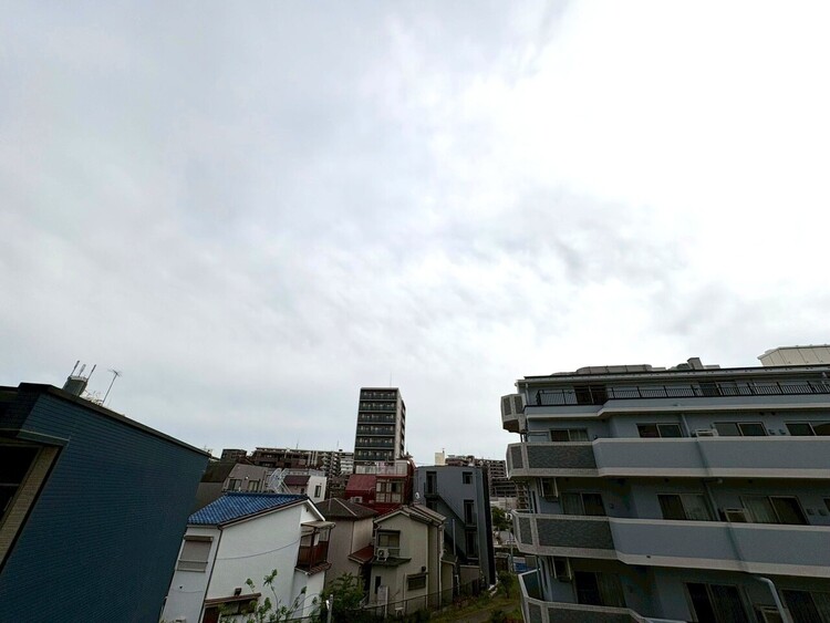 バルコニー 窓を開けると広がる青空。心をリフレッシュして日々を過ごしていきましょう。