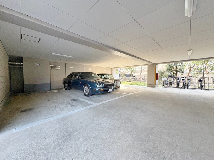 駐車場 本物件の駐車スペースです。車種制限のある場合もございますので、お気軽にお問い合わせくださいませ。