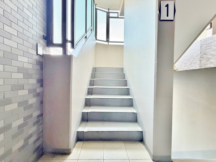 その他 落ち着いた雰囲気の階段。手すりも常設しているので、ゆったりお使いになれます。