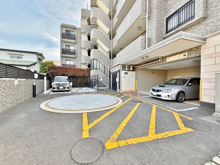 駐車場 本物件の駐車スペースです。車種制限のある場合もございますので、お気軽にお問い合わせくださいませ。