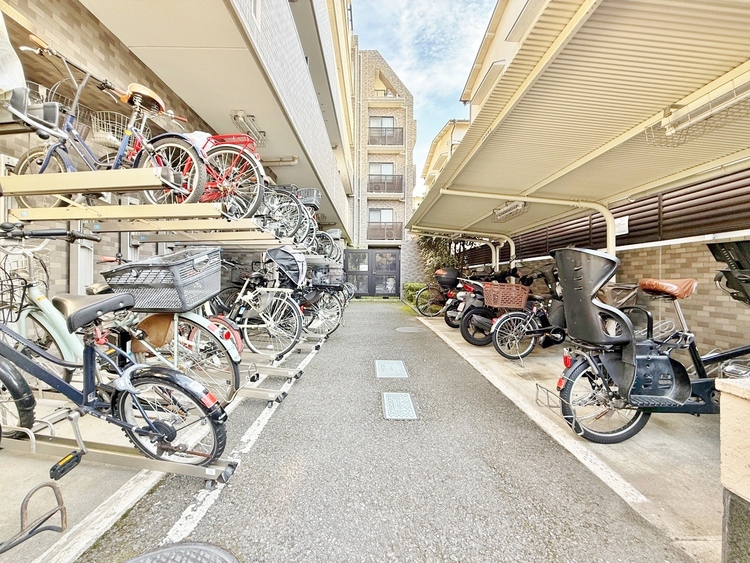 設備 きちんと整備された駐輪場。住む方の心遣いが感じられます。