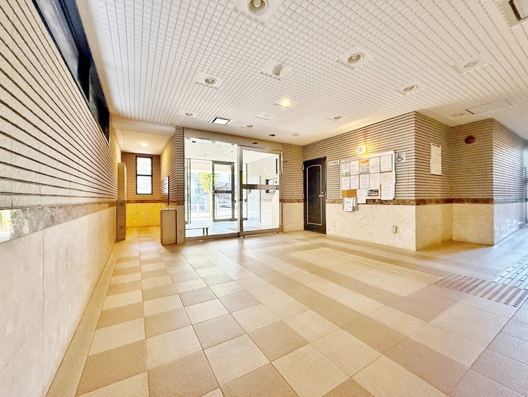 エントランス エントランス内部は、管理が行き届き清潔な共有スペースとなっています。