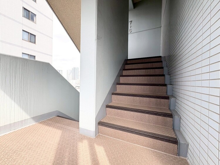 その他 共用部の階段です。明るく清潔に管理されています。