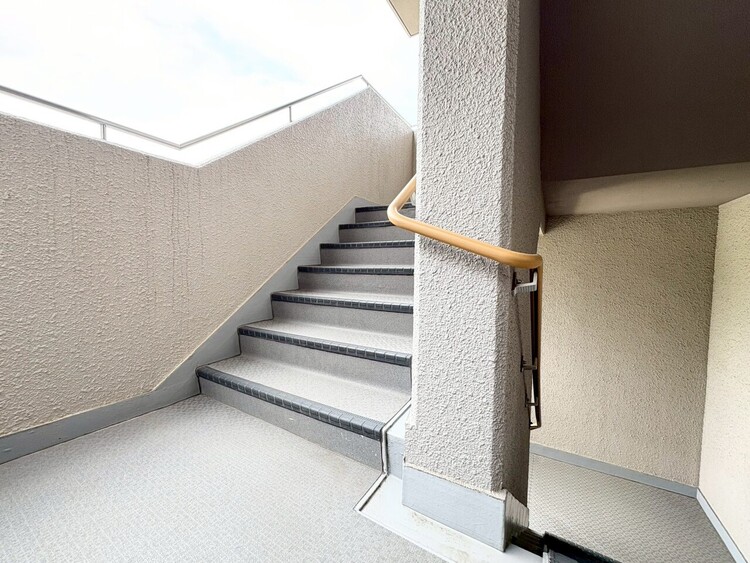 その他 共用部の階段です。明るく清潔に管理されています。