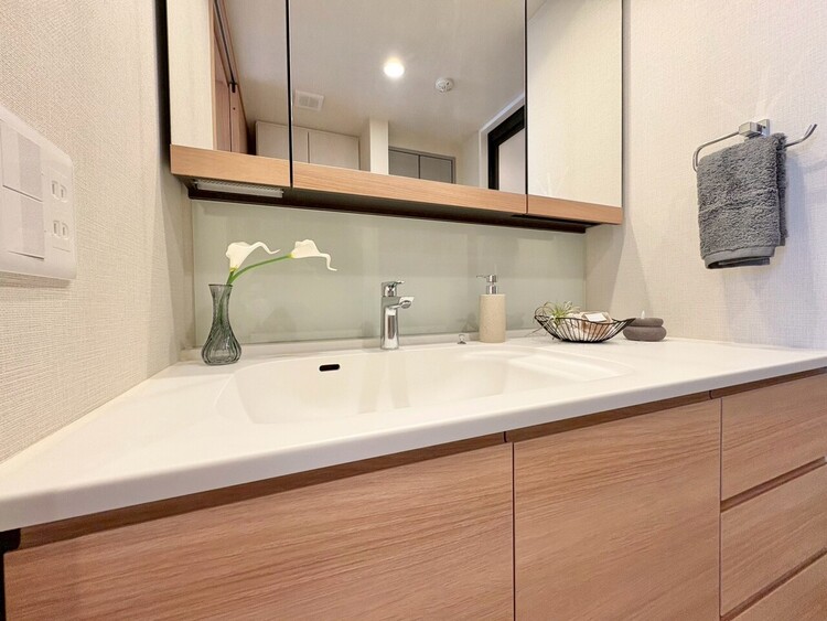 その他 清潔感を感じられる洗面化粧台。