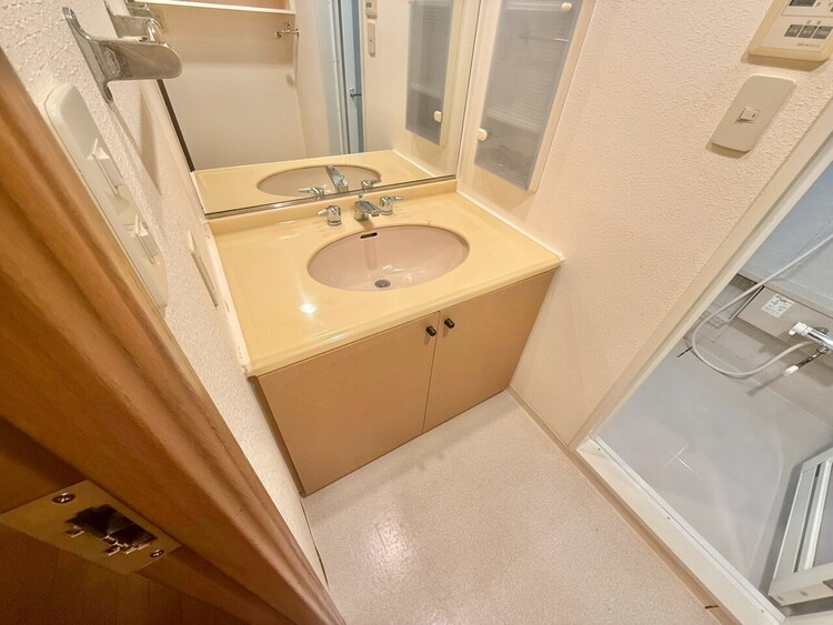 その他 清潔感を感じられる洗面化粧台。