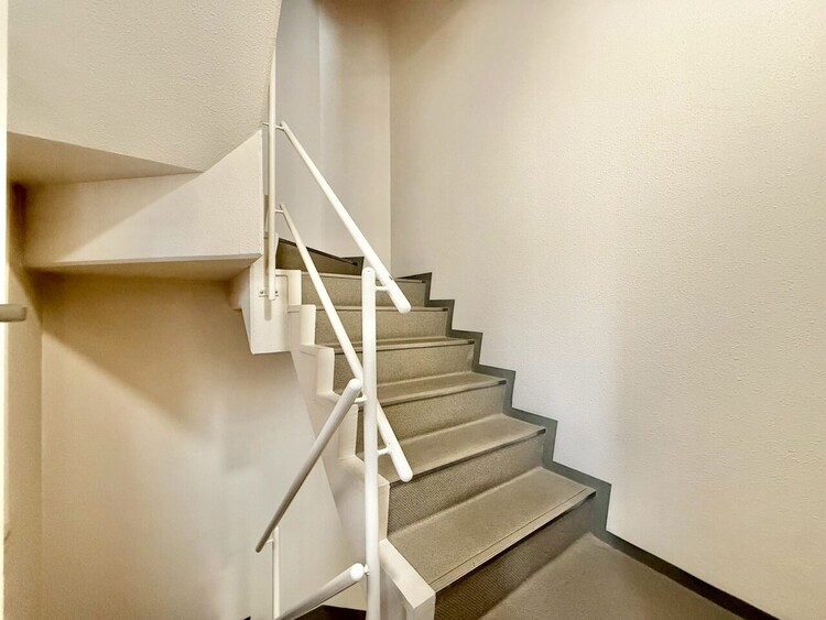 その他 共用部の階段です。明るく清潔に管理されています。