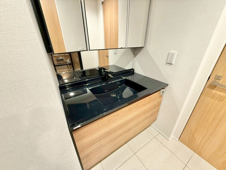 その他 清潔感を感じられる洗面化粧台。