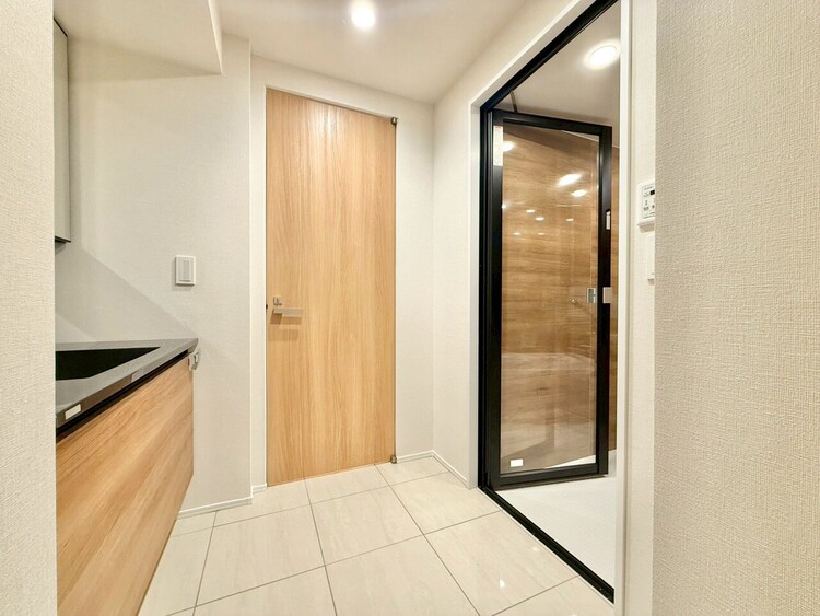 その他 十分な広さの脱衣所。