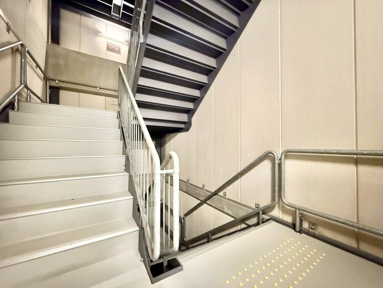 その他 共用部の階段です。明るく清潔に管理されています。