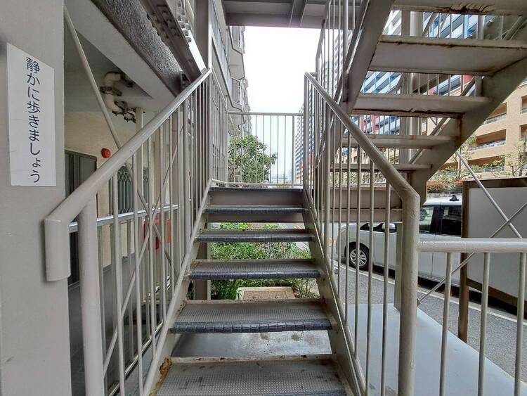 その他 共用部の階段です。明るく清潔に管理されています。