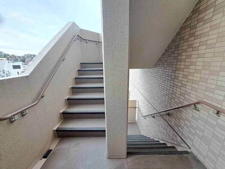 その他 共用部の階段です。明るく清潔に管理されています。