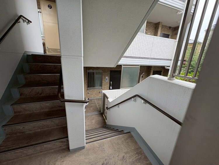 その他 共用部の階段です。明るく清潔に管理されています。