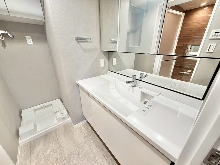 その他 清潔感を感じられる洗面化粧台。