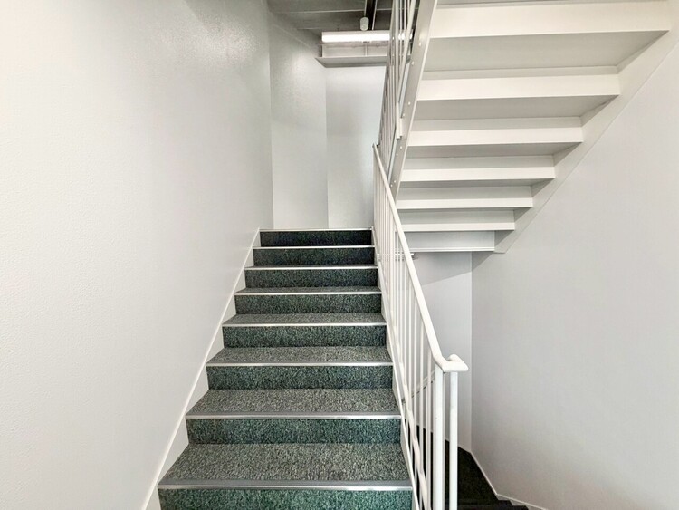 その他 共用部の階段です。明るく清潔に管理されています。