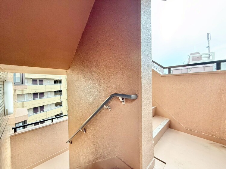 その他 共用部の階段です。明るく清潔に管理されています。