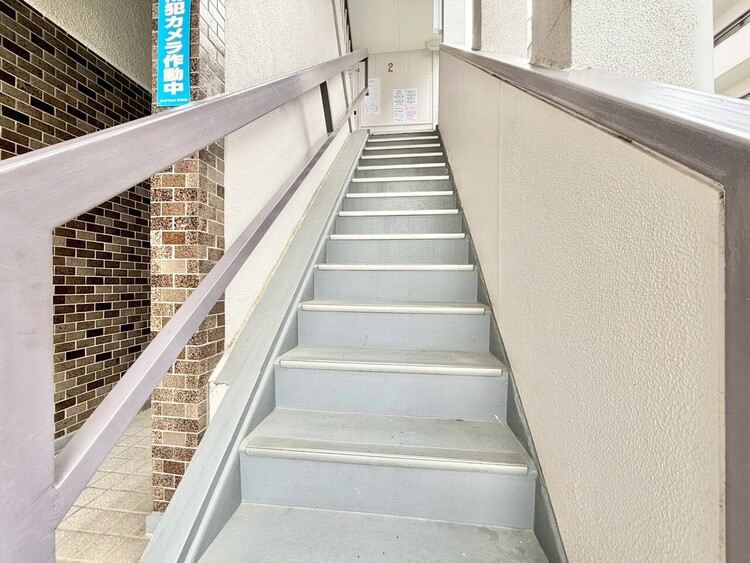 その他 共用部の階段です。明るく清潔に管理されています。