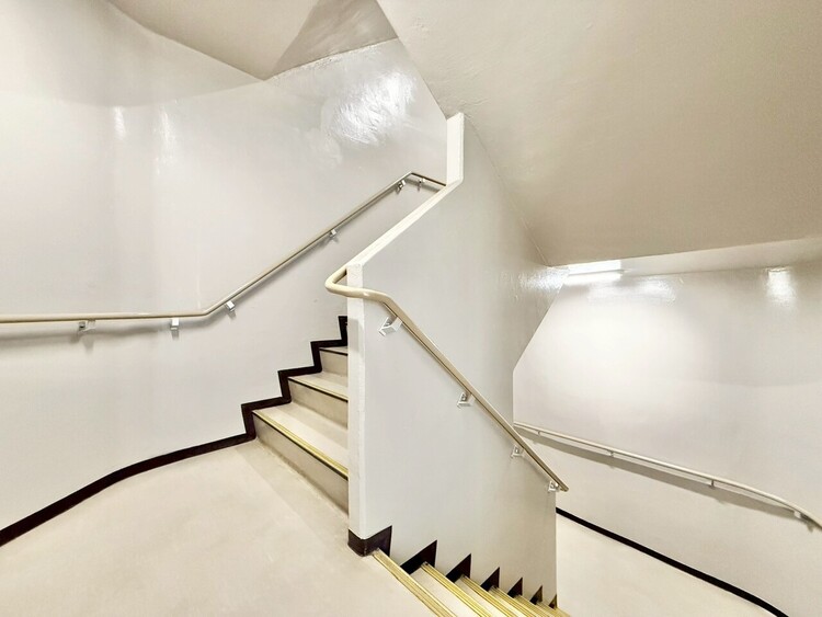 その他 共用部の階段です。明るく清潔に管理されています。