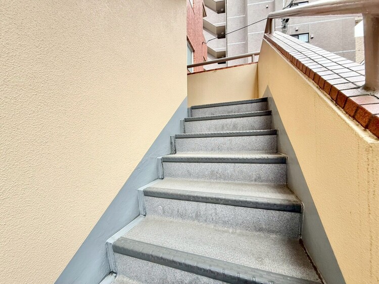 その他 共用部の階段です。明るく清潔に管理されています。