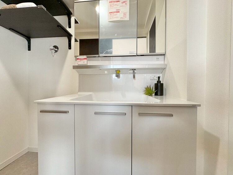 その他 清潔感を感じられる洗面化粧台。
