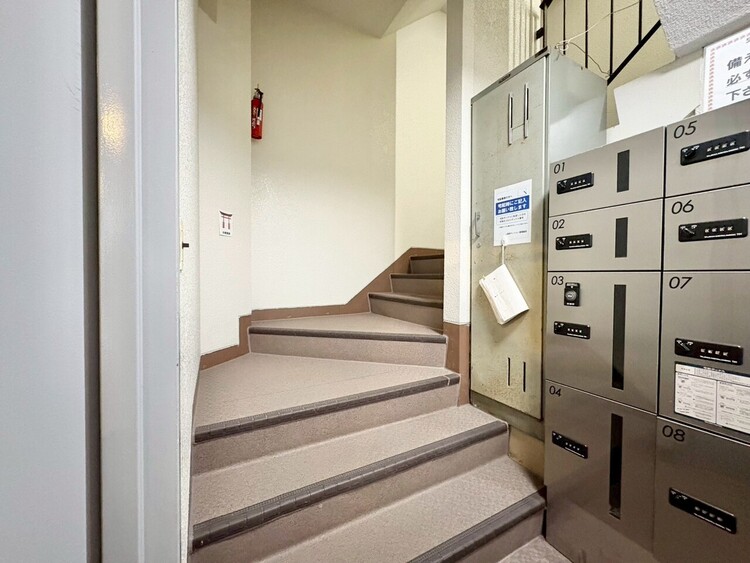 その他 共用部の階段です。明るく清潔に管理されています。