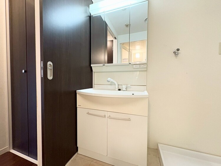 その他 清潔感を感じられる洗面化粧台。