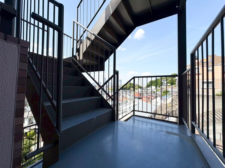 その他 共用部の階段です。明るく清潔に管理されています。