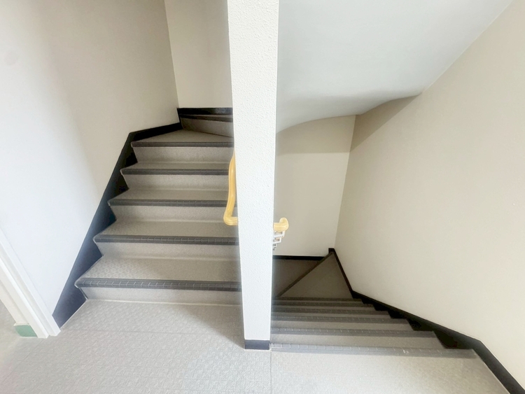 その他 共用部の階段です。明るく清潔に管理されています。