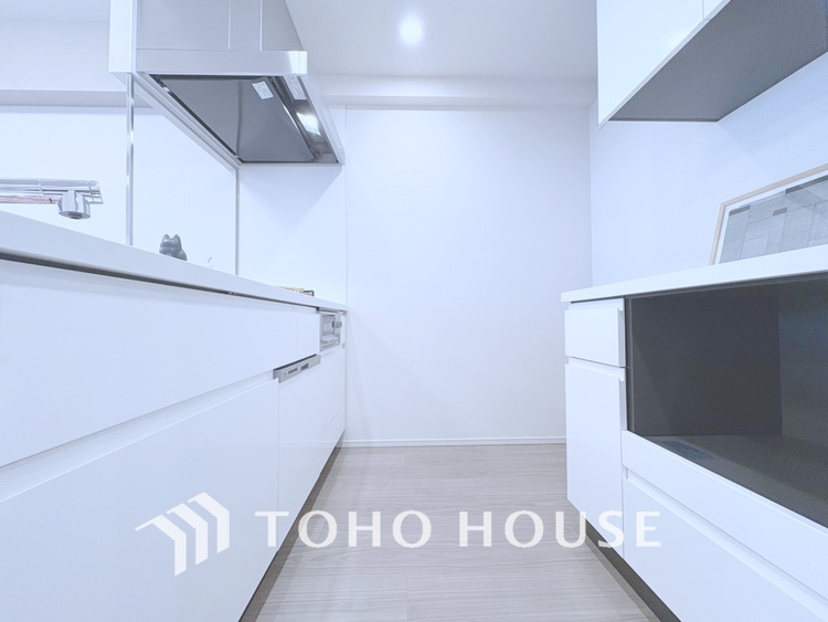 キッチン 【KITCHEN】◆ワクワク◆開放的で機能性も高いシステムキッチン。お子様は毎日のご飯にワクワク！