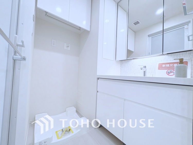 洗面 【WASHROOM】◆快適◆煌びやかな暮らしの中にも忘れたくない快適さ。大きな収納が助けてくれます。