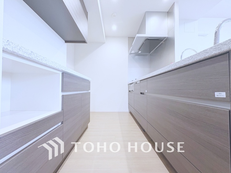 キッチン 【KITCHEN】◆ワクワク◆開放的で機能性も高いシステムキッチン。お子様は毎日のご飯にワクワク！