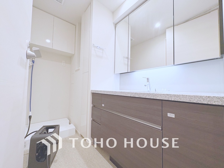 洗面 【WASHROOM】◆快適◆煌びやかな暮らしの中にも忘れたくない快適さ。大きな収納が助けてくれます。