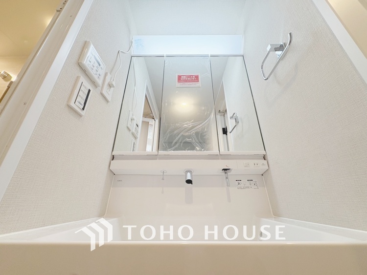 洗面 【WASHROOM】◆快適◆煌びやかな暮らしの中にも忘れたくない快適さ。大きな収納が助けてくれます。