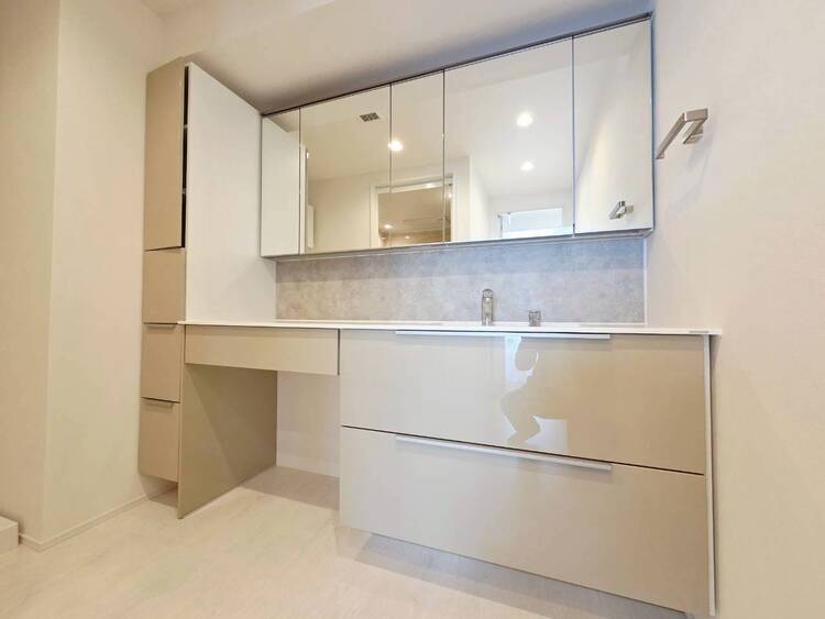 その他 清潔感を感じられる洗面化粧台。