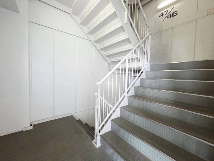 その他 共用部の階段です。明るく清潔に管理されています。