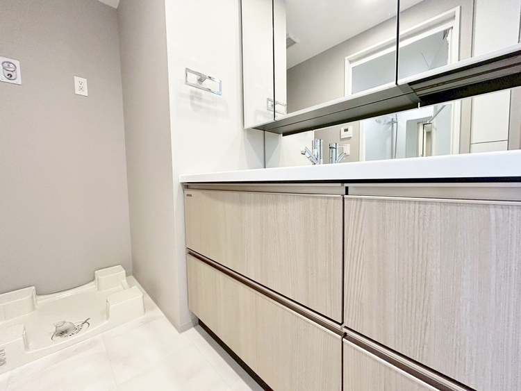 その他 清潔感を感じられる洗面化粧台。