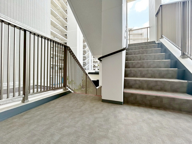 その他 共用部の階段です。明るく清潔に管理されています。