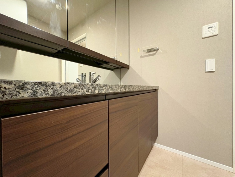 その他 清潔感を感じられる洗面化粧台。