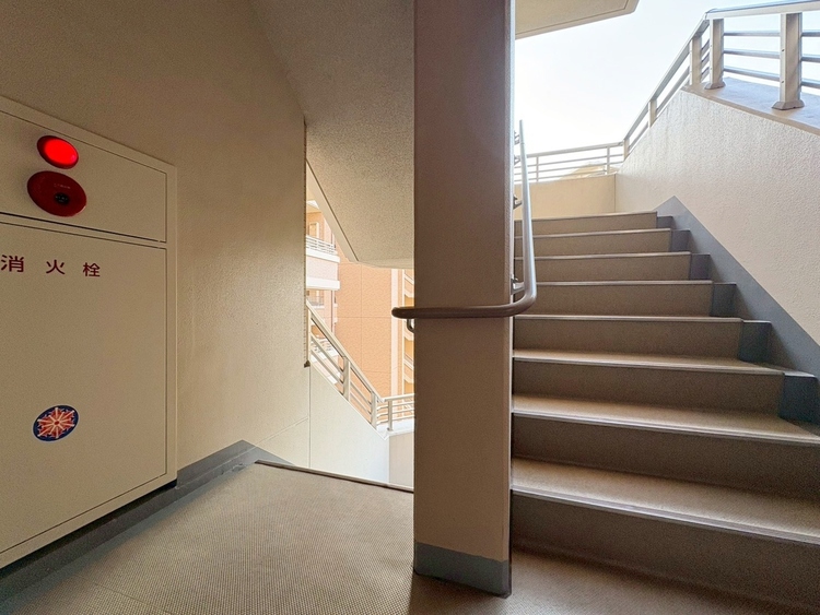 その他 共用部の階段です。明るく清潔に管理されています。