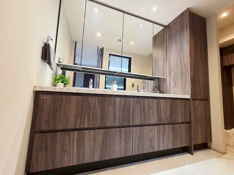 その他 清潔感を感じられる洗面化粧台。