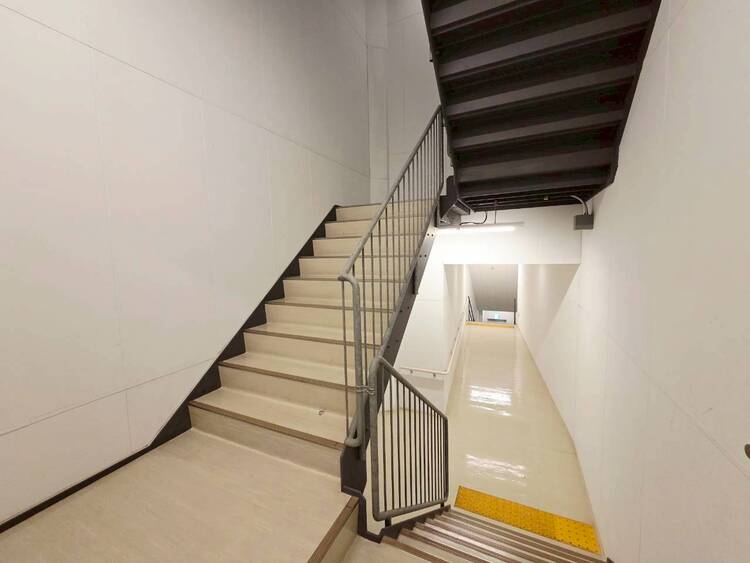 その他 共用部の階段です。明るく清潔に管理されています。