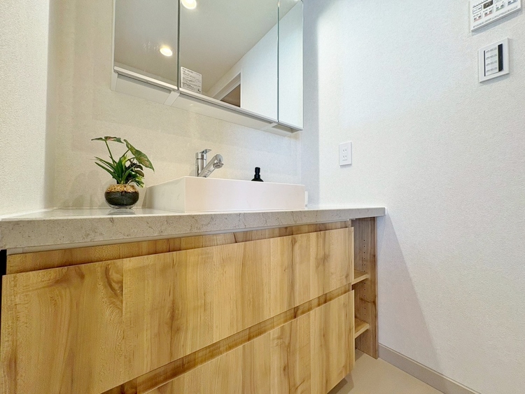 その他 清潔感を感じられる洗面化粧台。